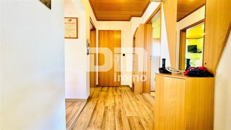 Modernisiertes Zweifamilienhaus mit Maisonettebereich in Panorama Traumlage + Garage / Terrasse - OG Flur / Diele